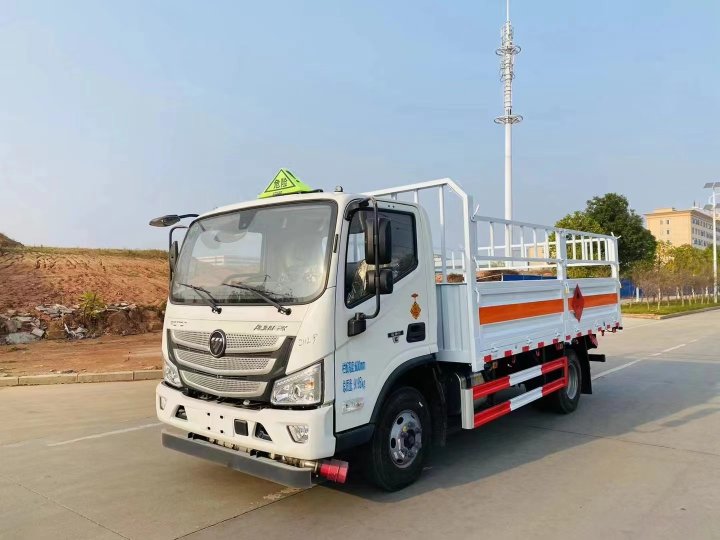 福田歐馬可4米3氣瓶運(yùn)輸車