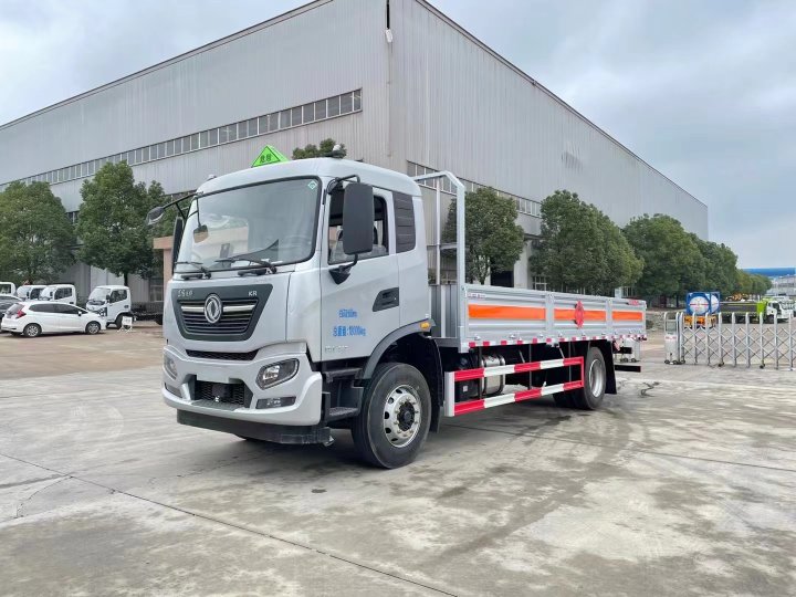 東風(fēng)天錦6.7米氣瓶運(yùn)輸車